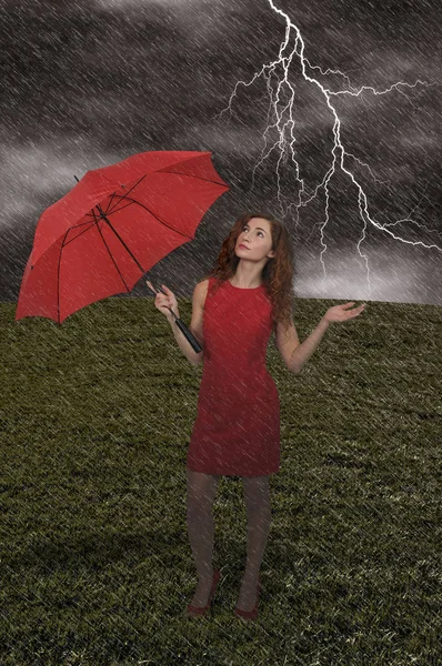 Mulher segurando guarda-chuva — Fotografia de Stock