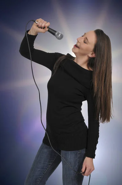 Jonge vrouw zingt — Stockfoto