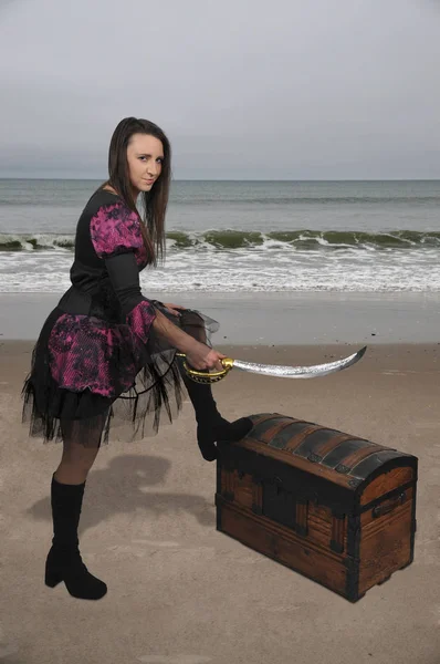 Женщина-пират открывает сундук — стоковое фото