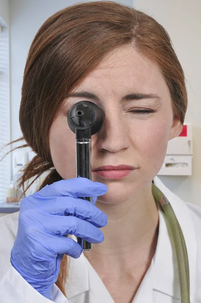 Femme médecin avec un otoscope — Photo