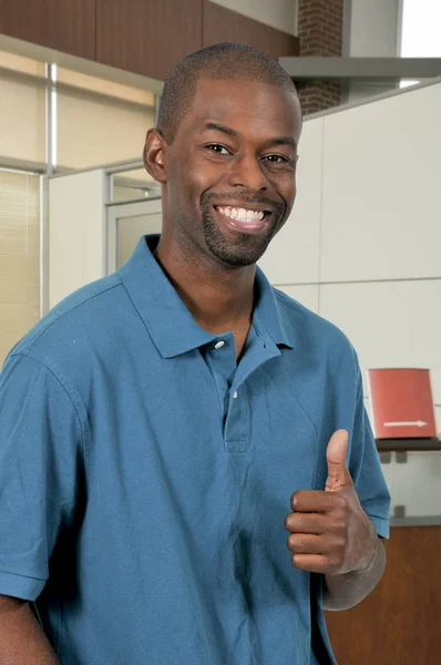 Mann hebt den Daumen — Stockfoto