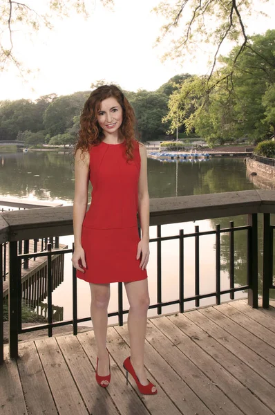 Belle femme dans une robe rouge — Photo