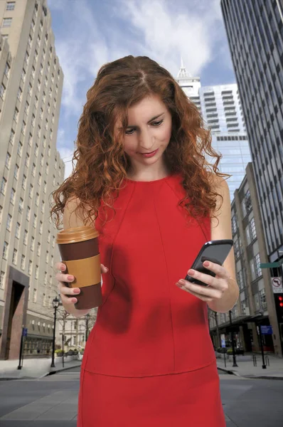 Женщина на телефоне с кофе — стоковое фото