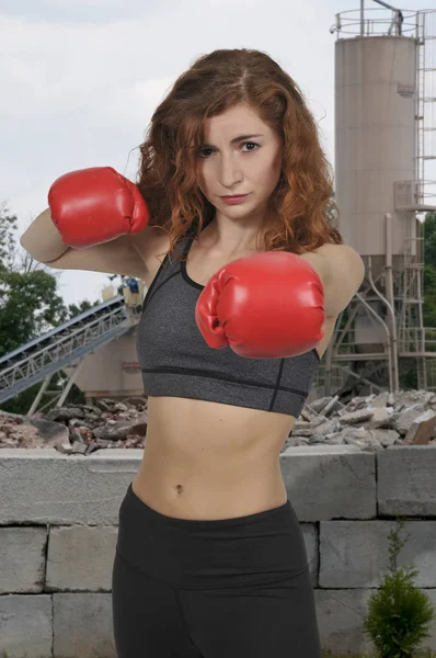 Beautiful woman boxer — Stock Photo, Image