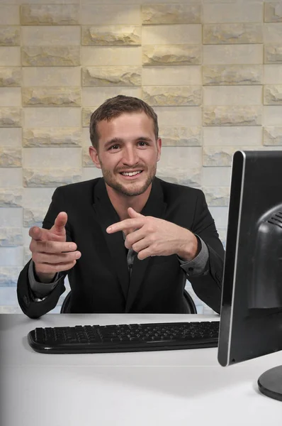 Verkoper op een computer — Stockfoto