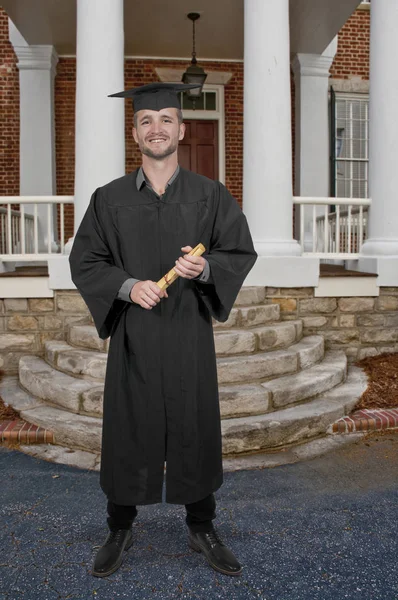 Homem usando vestes de formatura — Fotografia de Stock