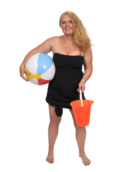 Kobieta trzyma piłkę plażową — Zdjęcie stockowe