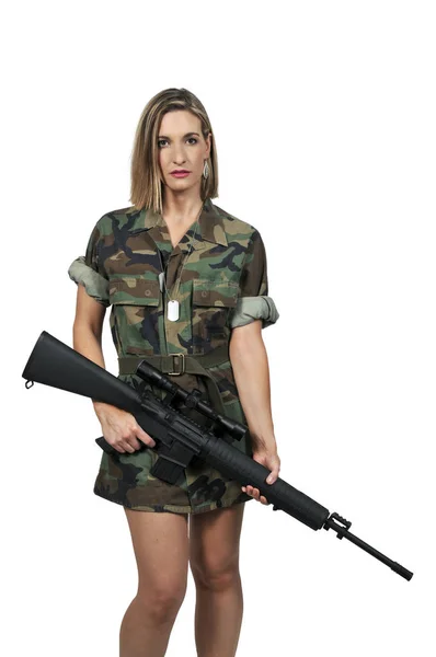 Mujer soldado con rifle — Foto de Stock