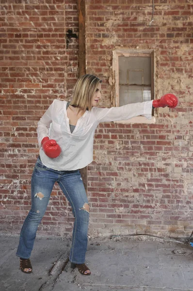 Mujer hermosa boxeador —  Fotos de Stock