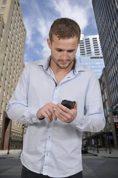 Mann schreibt SMS auf seinem Smartphone — Stockfoto