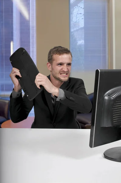 Angry Man met behulp van Computer — Stockfoto