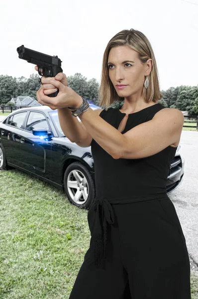 Kobieta detektyw z pistoletu — Zdjęcie stockowe