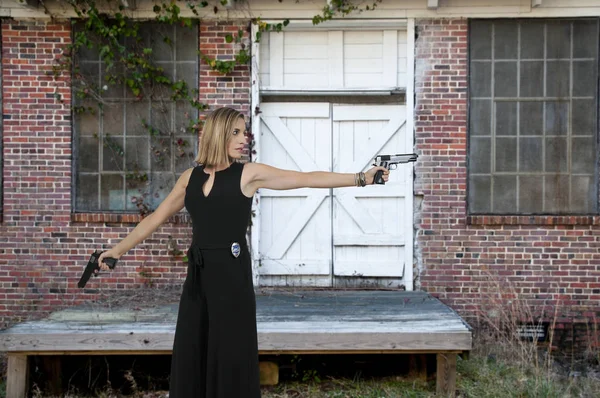 Жінка детектива з пістолетом — стокове фото