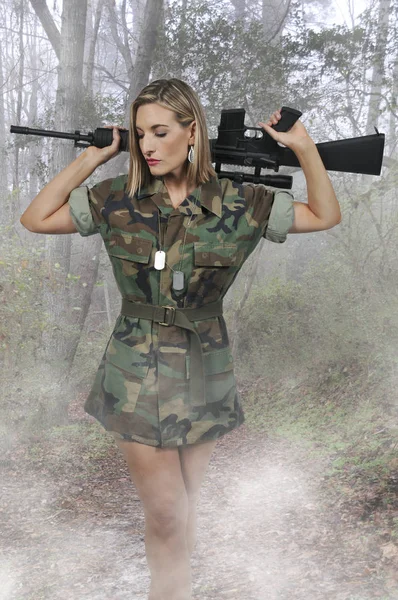 Mujer joven soldado — Foto de Stock