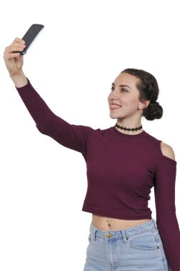 Kadın selfie çekiyor.