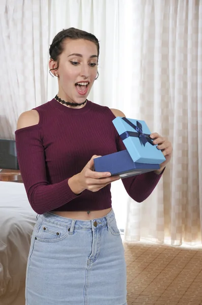 güzel bir kadın hediye açılış