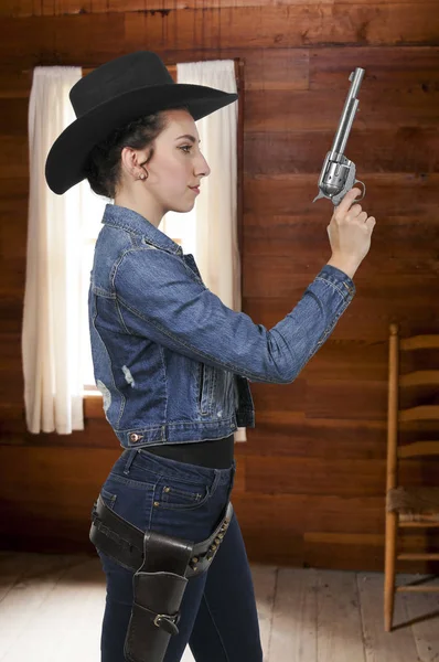 Cowgirl mit Relvolver — Stockfoto