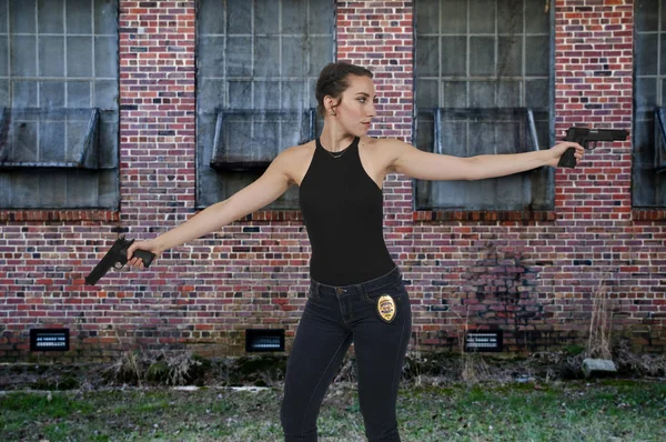 Detective mujer con arma —  Fotos de Stock