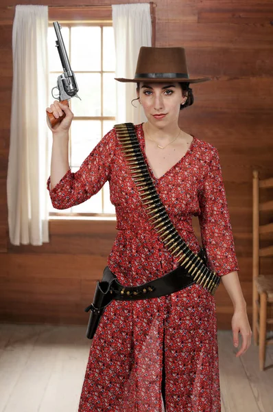 Cowgirl z relvolver — Zdjęcie stockowe