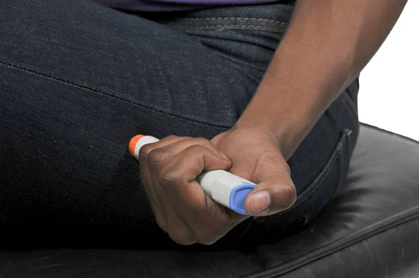 Acil durum epinefrin kullanan kadın