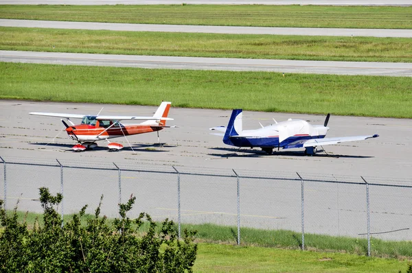 Маленькие самолеты на взлетно-посадочной полосе — стоковое фото