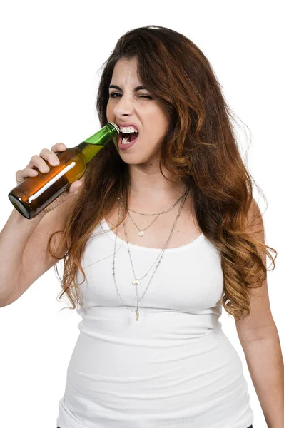 Donna che apre una birra — Foto Stock