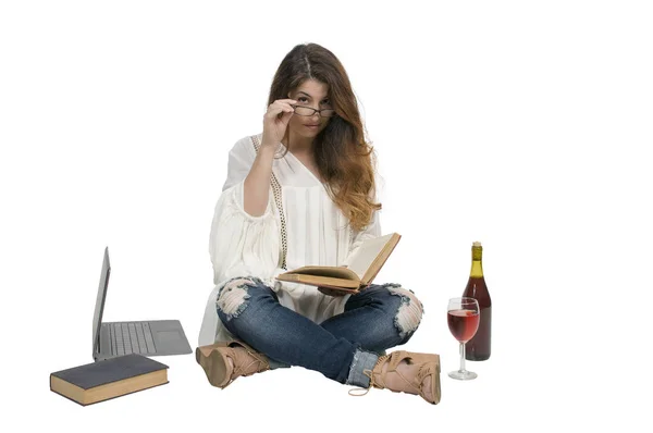 Mujer leyendo un libro — Foto de Stock