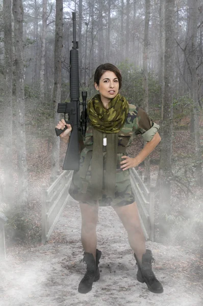 Νεαρή γυναίκα στρατιώτη — Φωτογραφία Αρχείου