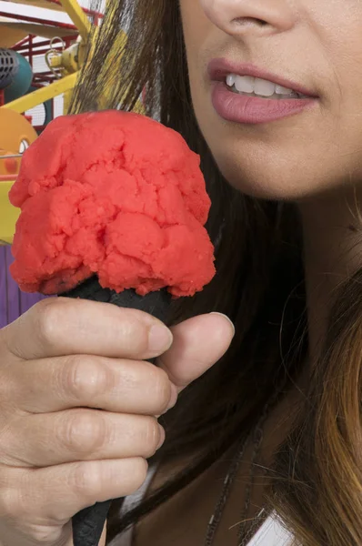 Vrouw die ijs eet — Stockfoto