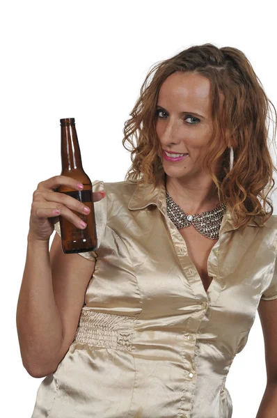 Mujer bebiendo cerveza — Foto de Stock