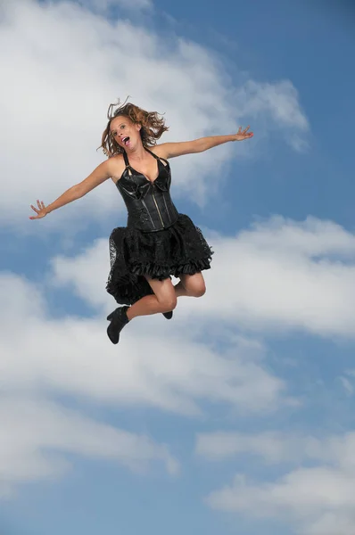 Frau springt in die Luft — Stockfoto