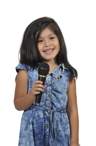 küçük kız şarkıcı