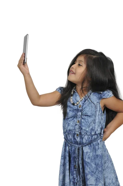 सेल फोन का उपयोग करने वाली छोटी लड़की — स्टॉक फ़ोटो, इमेज