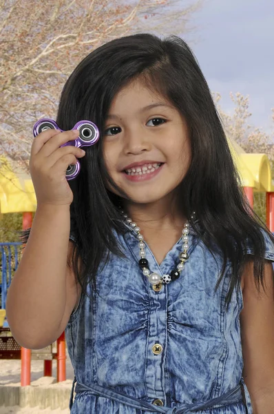 Menina com fidget spinner — Fotografia de Stock