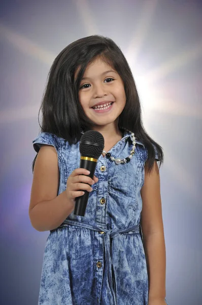 Bambina cantante — Foto Stock