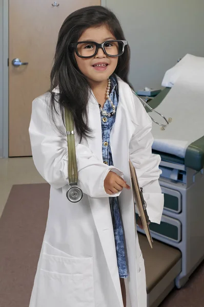 Mała dziewczynka lekarz — Zdjęcie stockowe