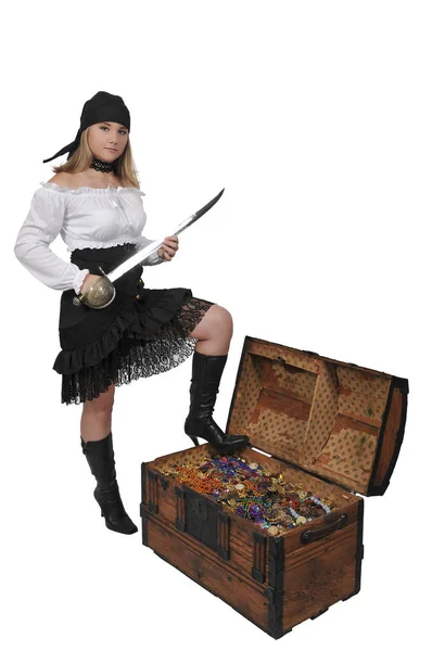 Žena pirát otevření hrudníku — Stock fotografie