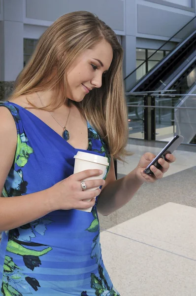 Femme au téléphone — Photo