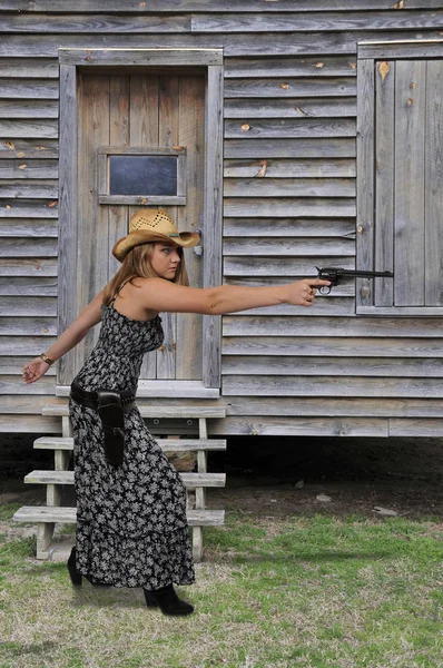 Cowgirl with relvolver — Stock Photo, Image