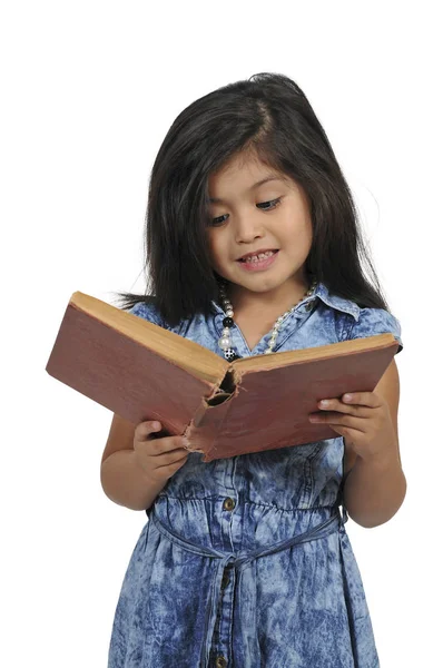 Küçük kız kitap tutuyor. — Stok fotoğraf