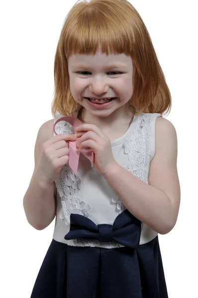 Meme kanseri şerit ile küçük kız — Stok fotoğraf
