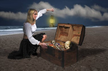 Kadın korsan açılış göğüs