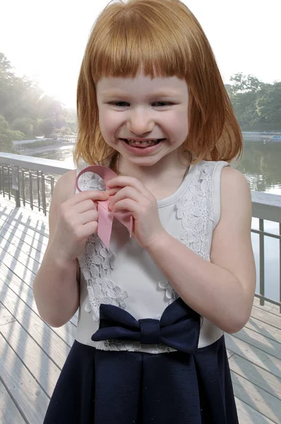 Meme kanseri şerit ile küçük kız — Stok fotoğraf