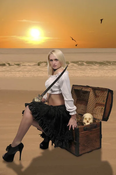 Woman pirate opening chest — Stock Photo, Image