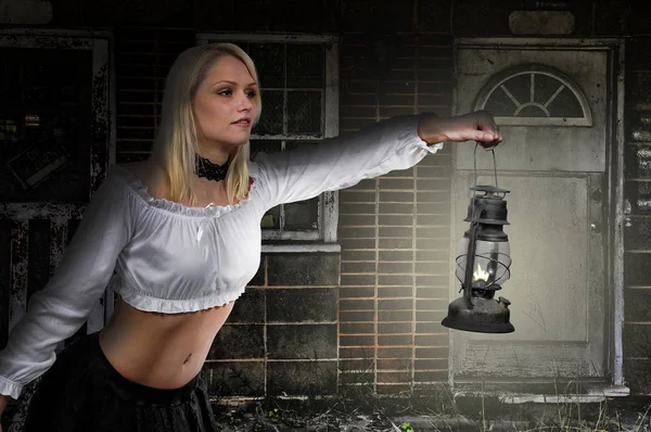 Женщина держит фонарь — стоковое фото