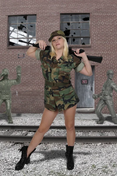 Ung kvinna soldat — Stockfoto