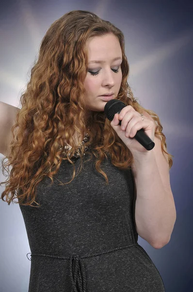 Jonge vrouw zingt — Stockfoto