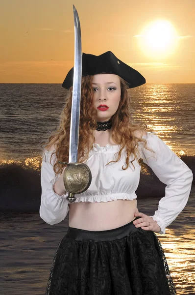 Bella donna pirata con una spada — Foto Stock