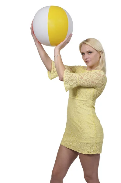 Mujer sosteniendo pelota de playa — Foto de Stock