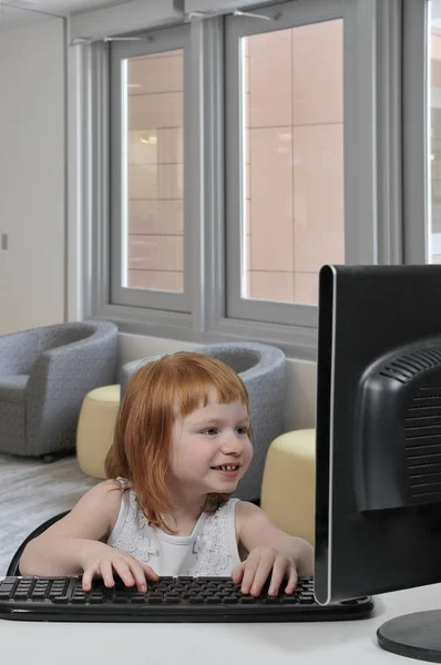 Little Girl Using Computer — Stock Photo, Image